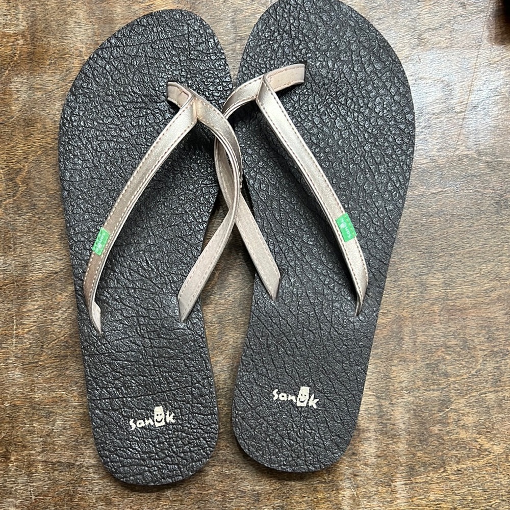 Sanuk flip flops size 8